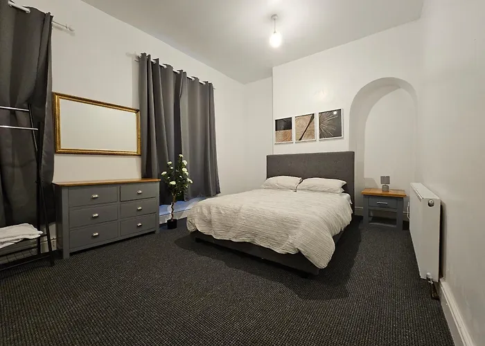 Convenient 3 Bed, Pr1 Near Uclan N Train Station