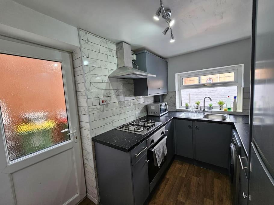 Convenient 3 Bed, Pr1 Near Uclan N Train Station Holiday home Preston (Lancashire)