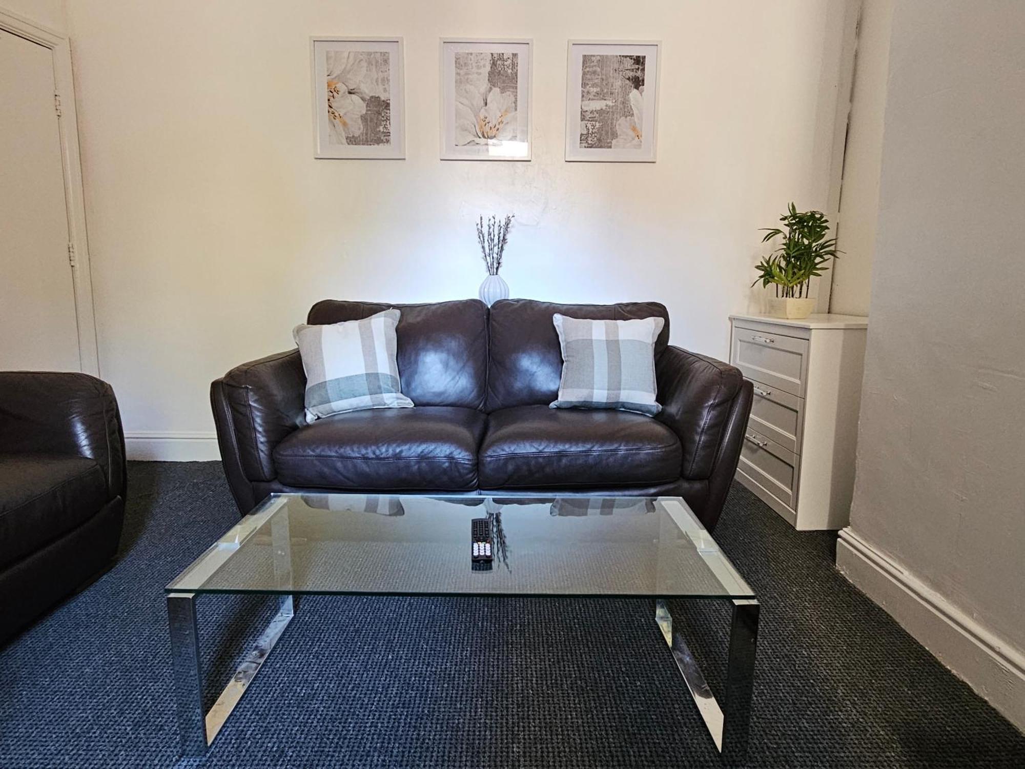 Convenient 3 Bed, Pr1 Near Uclan N Train Station