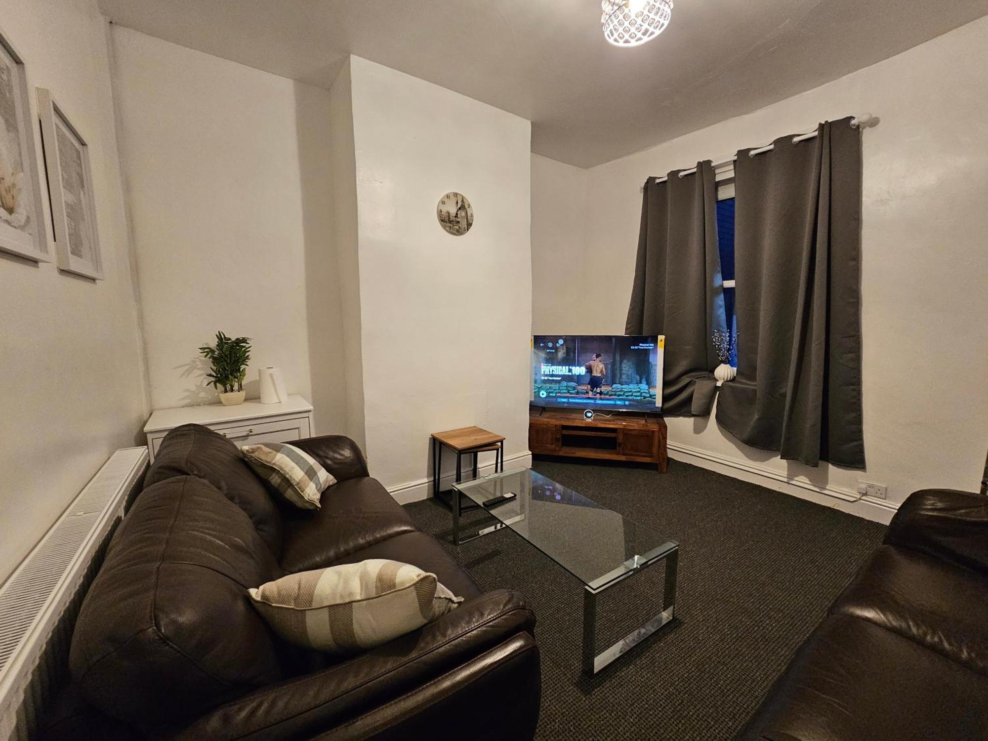 Convenient 3 Bed, Pr1 Near Uclan N Train Station Holiday home *
